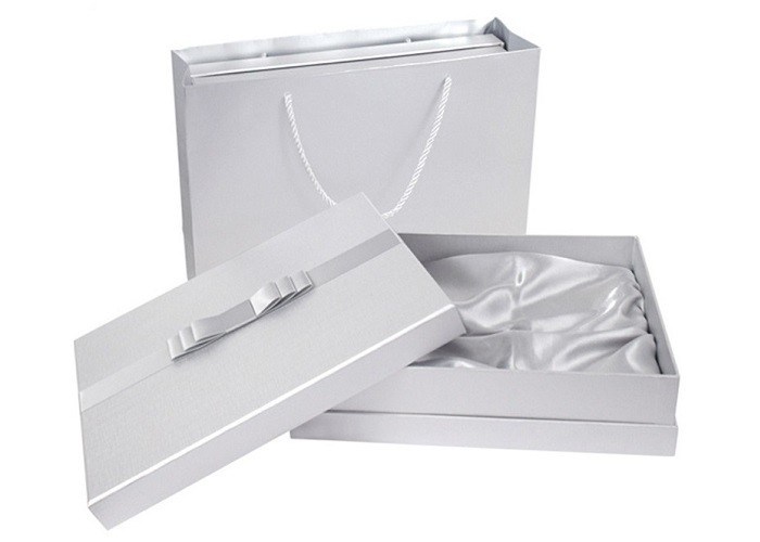 Embossing Luxury White Gift Boxes , Lids Printed Hard Cardboard Gift Boxes